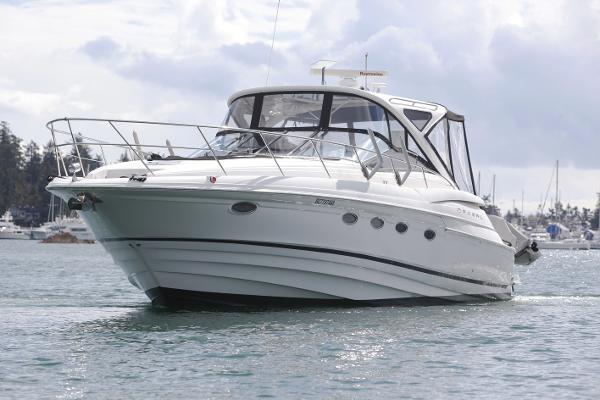 Regal Commodore 4460 2008 Regal Commodore 4460 yacht on calm water, showcasing sleek design and luxury features.
