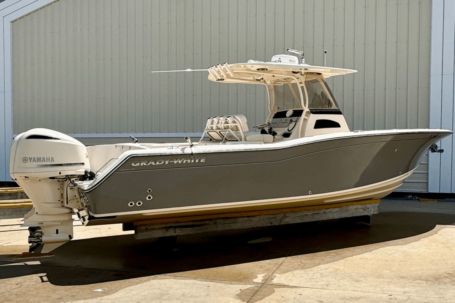Grady-White Canyon 271 2021 Grady-White 271 Canyon boat with Yamaha engine, docked outdoors.