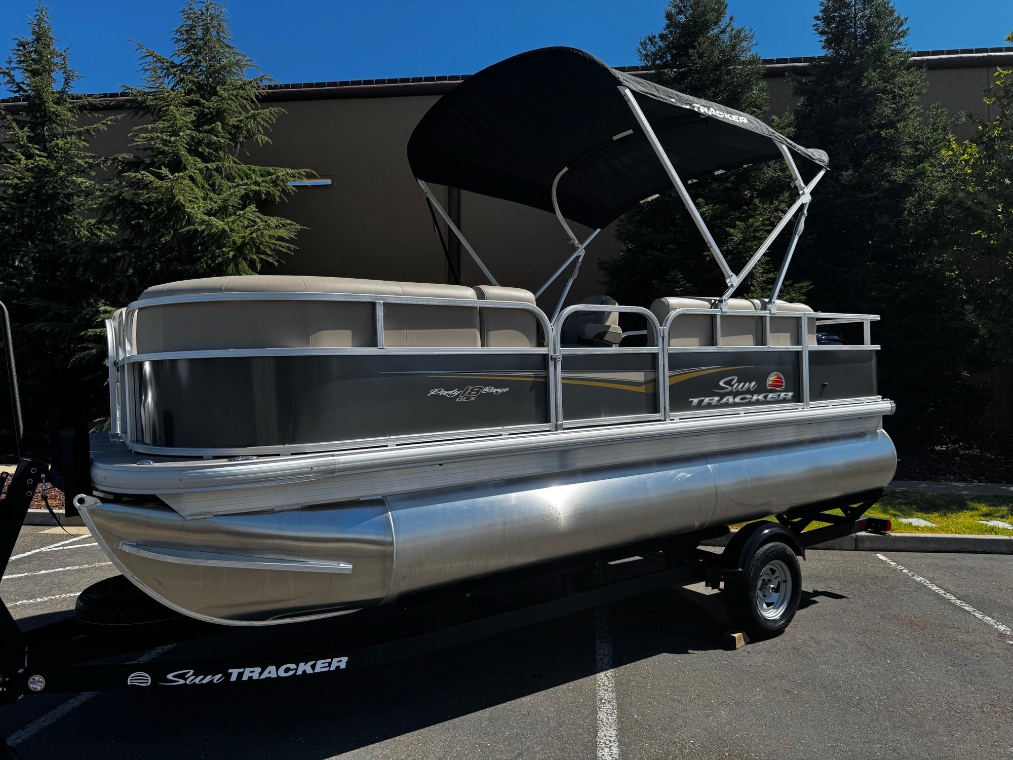 2025 Sun Tracker Party Barge 18 DLX