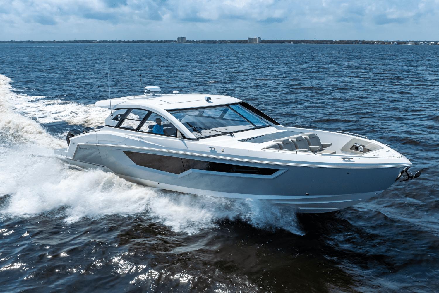 2025 Cruisers Yachts 50 GLS Outboard