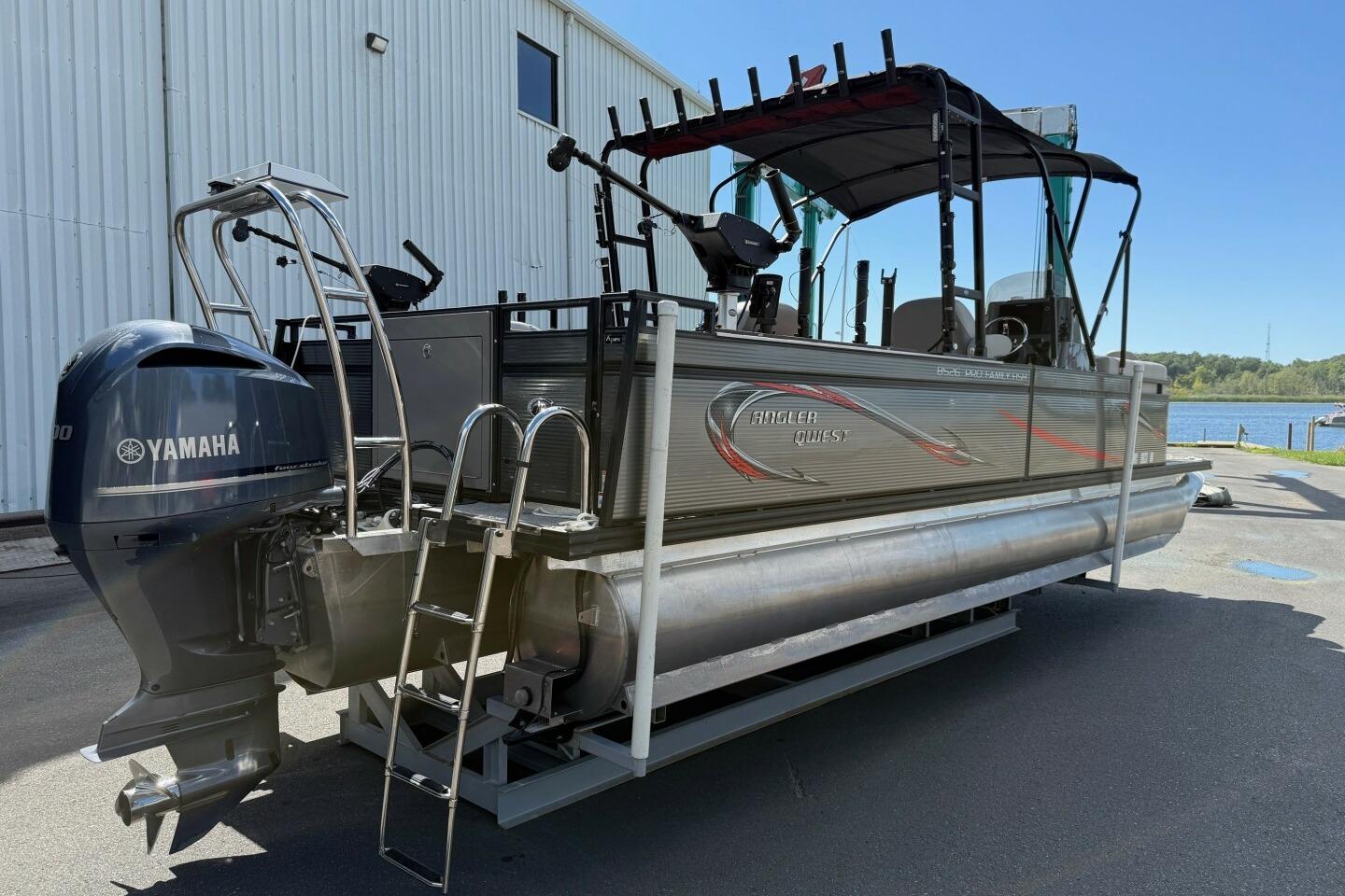 2023 Angler Qwest 8526