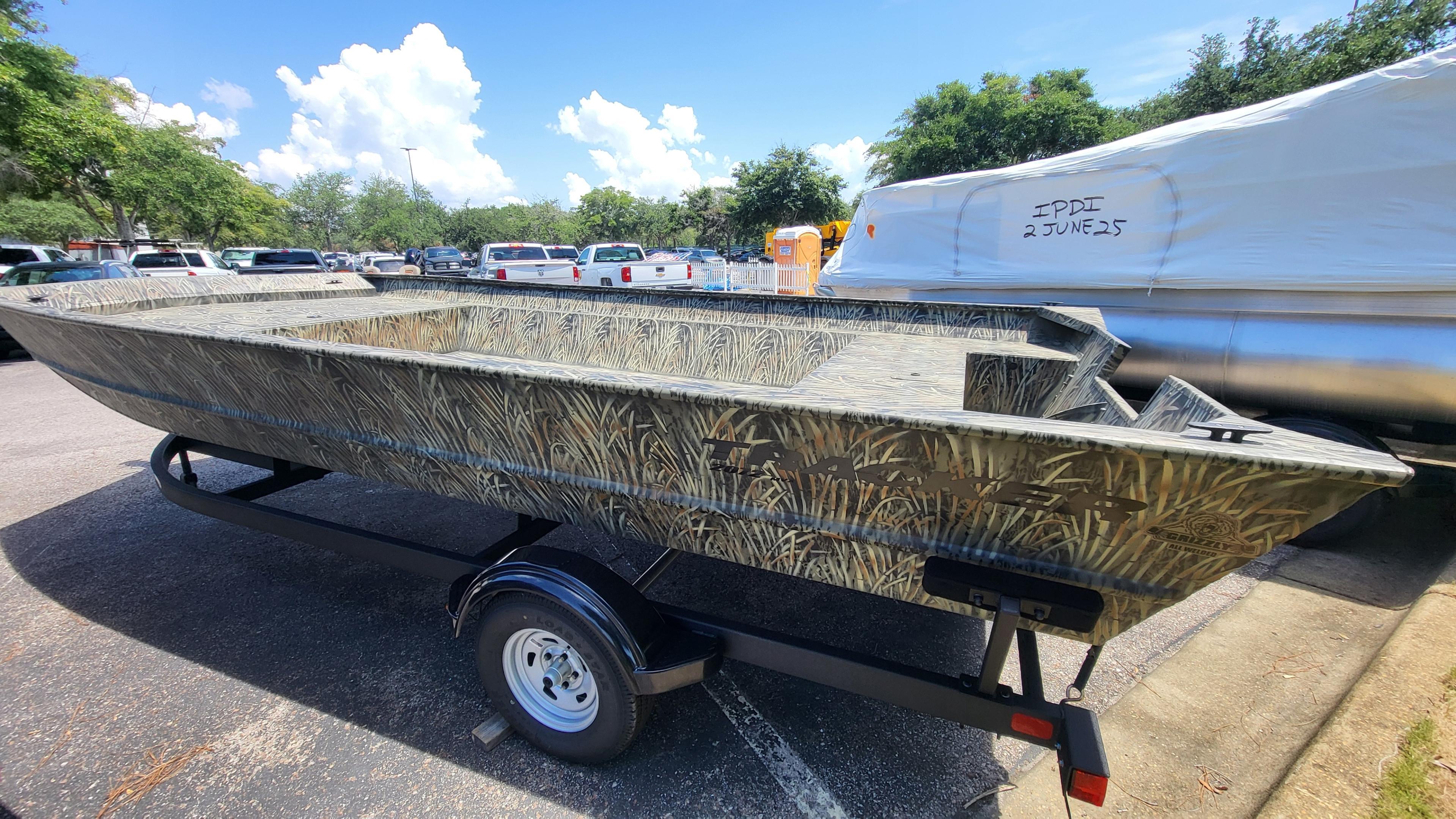Tracker GRIZZLY 2072 Utility