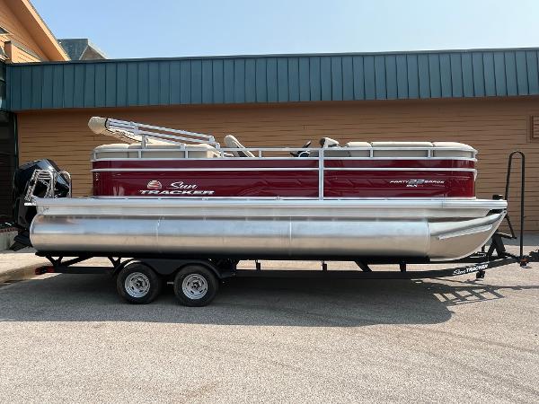 2025 Sun Tracker Party Barge 22 RF XP3