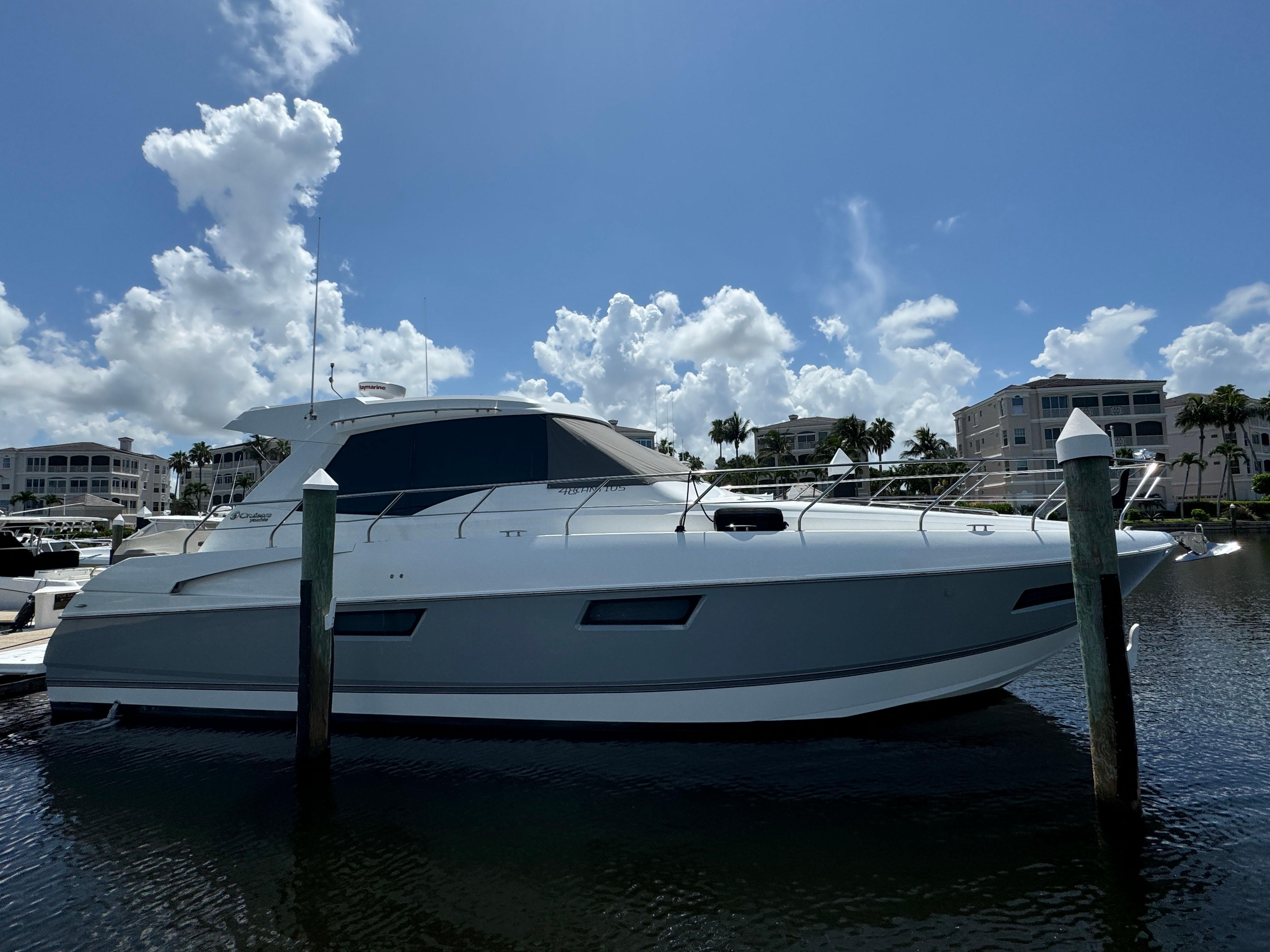 2015 Cruisers Yachts 48 Cantius