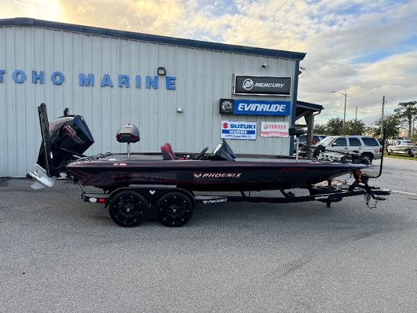 Phoenix 921 ELITE 2021 Phoenix 921 ELITE boat parked outside Toho Marine dealership.