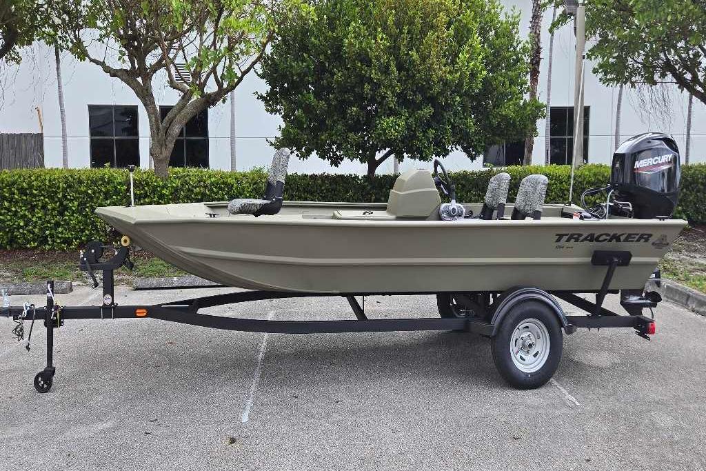 Tracker Grizzly 1754 SC 2026 Tracker Grizzly 1754 SC boat on trailer, parked outdoors.