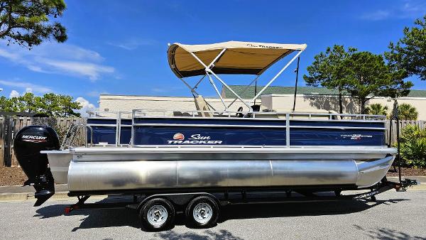 2025 Sun Tracker Fishin' Barge 22 XP3