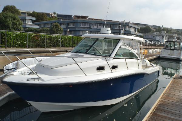 Boston Whaler 315 Conquest 2016 Boston Whaler 315 Conquest boat docked in marina, featuring sleek design and blue hull.