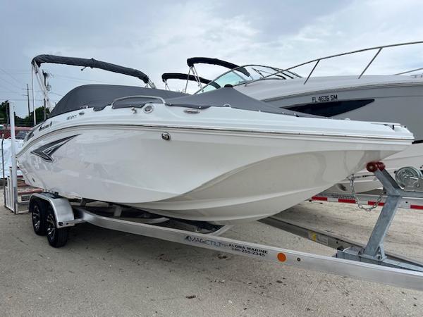 Hurricane SunDeck 217 OB 2024 Hurricane SunDeck 217 OB boat on a trailer, ready for transport.