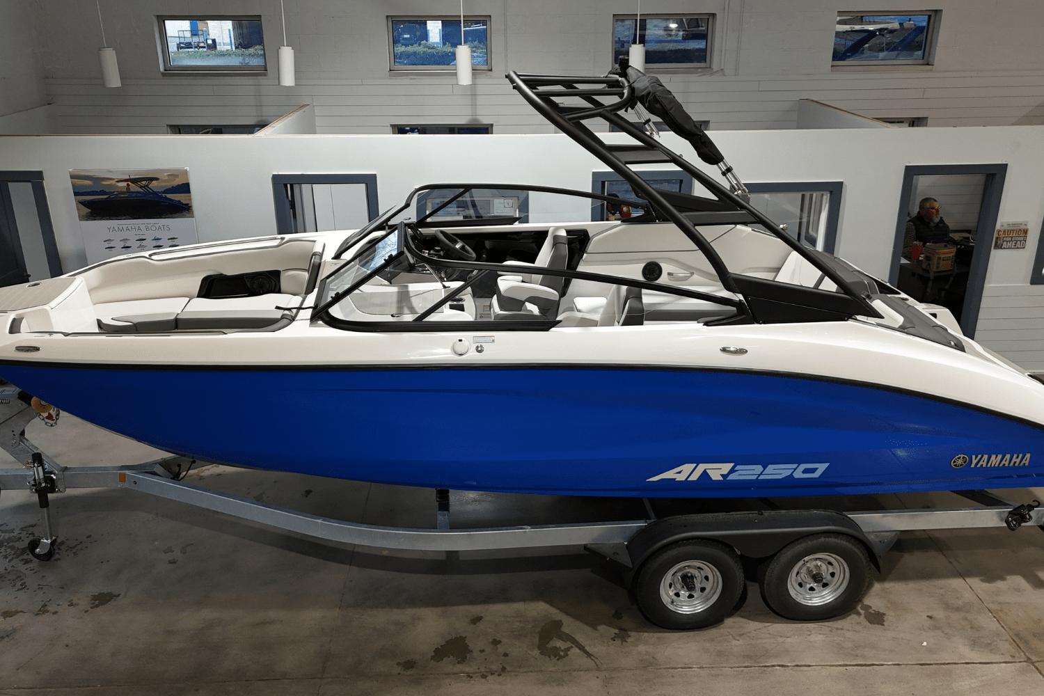 2025 Yamaha Boats AR250