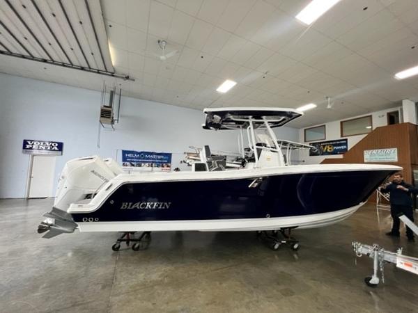 Blackfin 252 CC 2022 Blackfin 252 CC boat in showroom, side view.