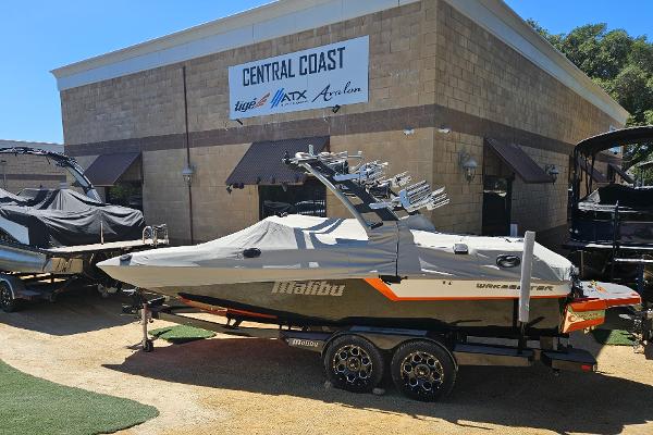 Malibu Wakesetter 22 MXZ 2020 Malibu Wakesetter 22 MXZ boat at Central Coast dealership.