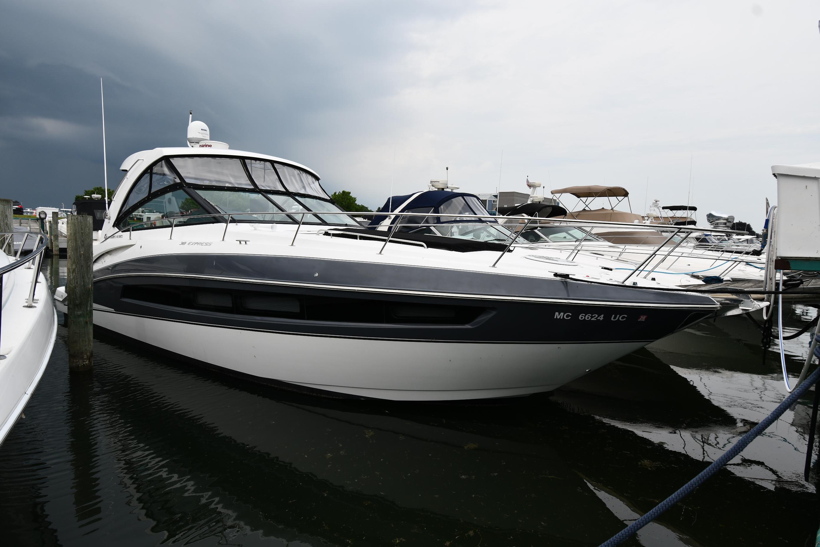 2019 Cruisers Yachts 380 Express
