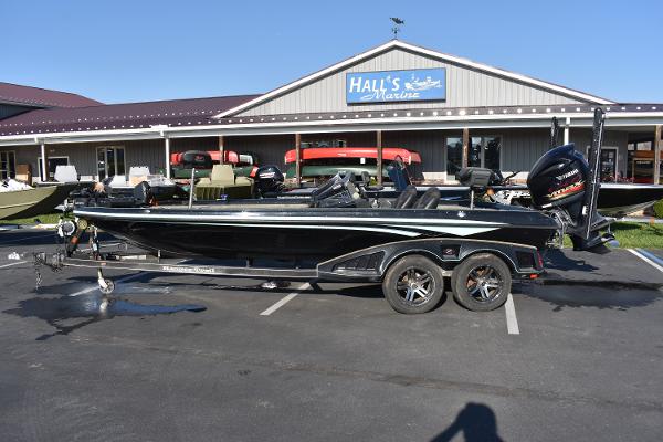 Ranger Z521L 2019 Ranger Z521L boat parked outside Hall's Marine.