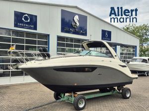 Sea Ray 265 Sundancer 2020 Sea Ray 265 Sundancer boat displayed at Allert Marin dealership.