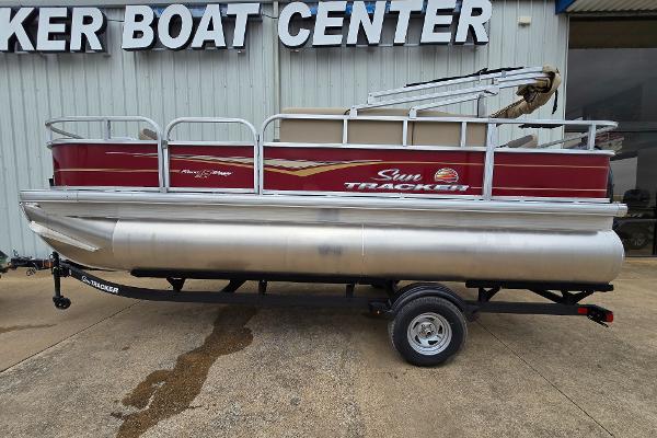 Sun Tracker Bass Buggy 18 DLX 2025 Sun Tracker Bass Buggy 18 DLX pontoon boat at dealer.