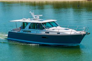 Sabre 43 Salon Express 2026 Sabre 43 Salon Express cruising on calm water.