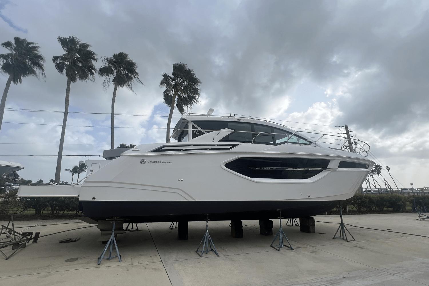 Cruisers Yachts 42 Cantius