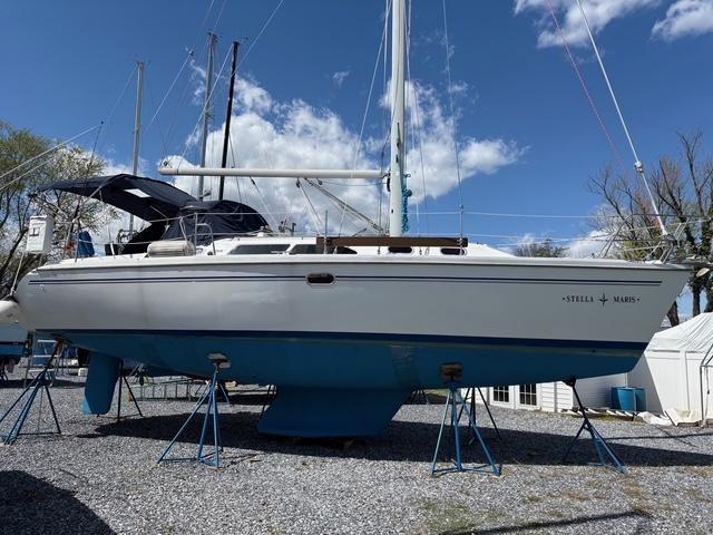 Catalina 350 2005 Catalina 350 sailboat on stands, clear sky background.