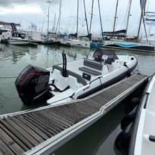 Iron 827 2024 Iron 827 boat docked, featuring a powerful 450 engine, surrounded by other boats.