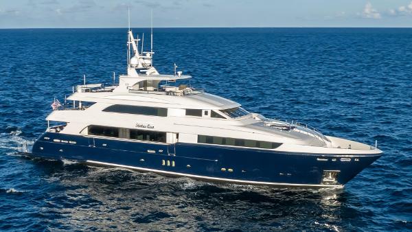 Horizon Model Tri-Deck Luxurious 2009 Horizon Model Tri-Deck yacht cruising on open sea.
