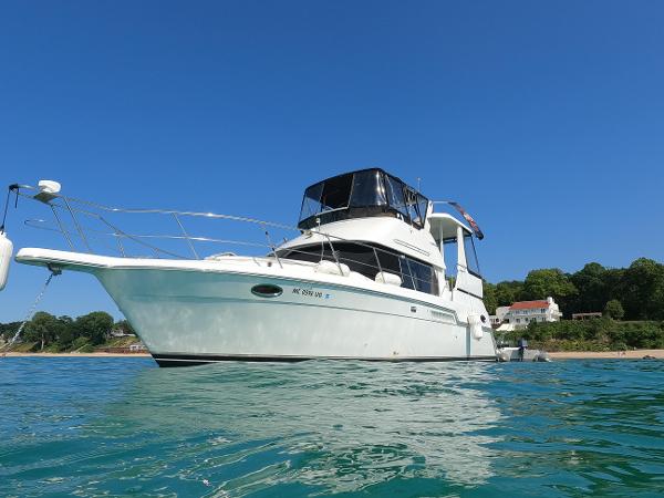 Carver 356 Motor Yacht 2003 Carver 356 Motor Yacht on clear water with blue sky background.