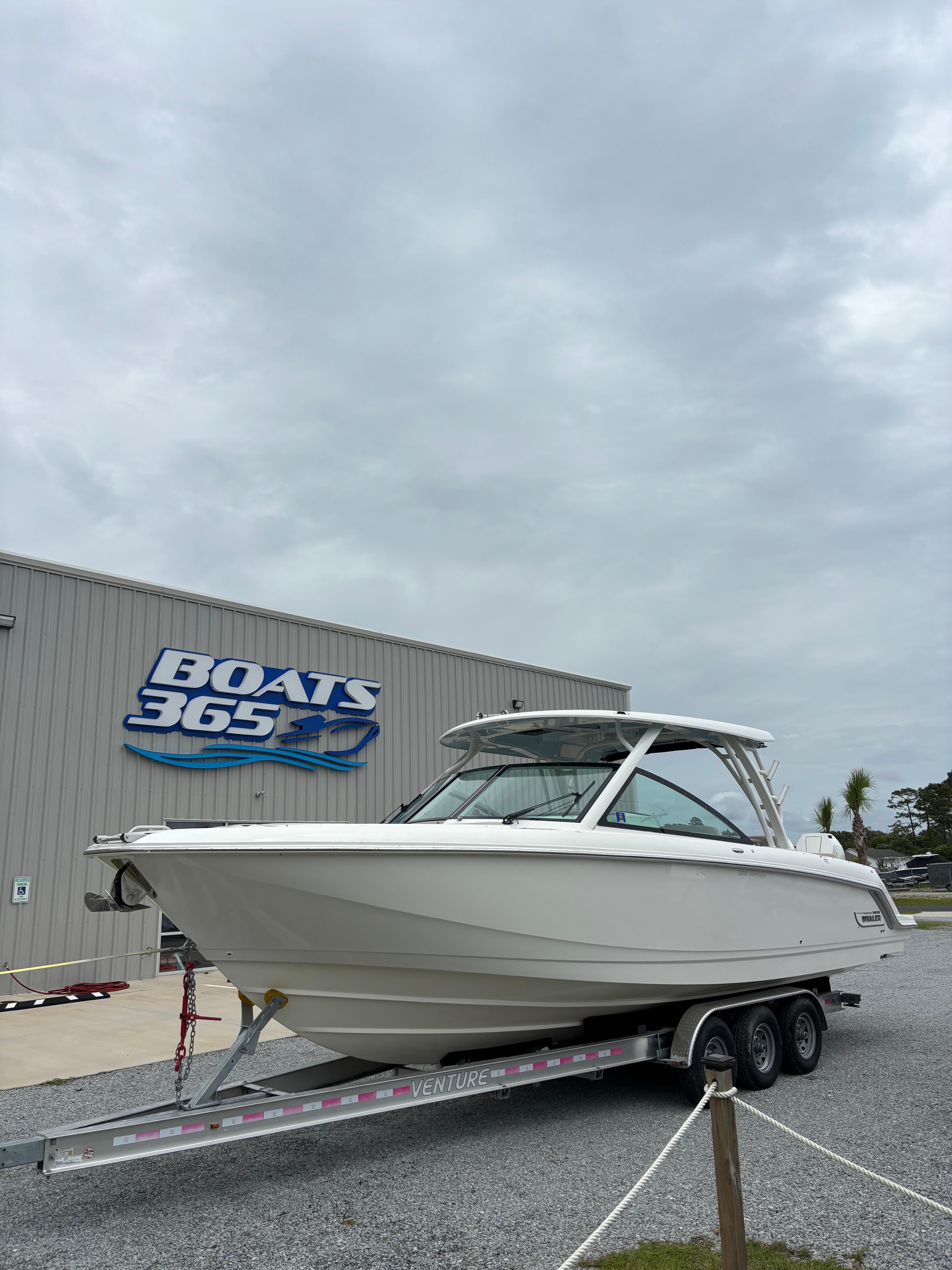 2024 Boston Whaler 320 Vantage
