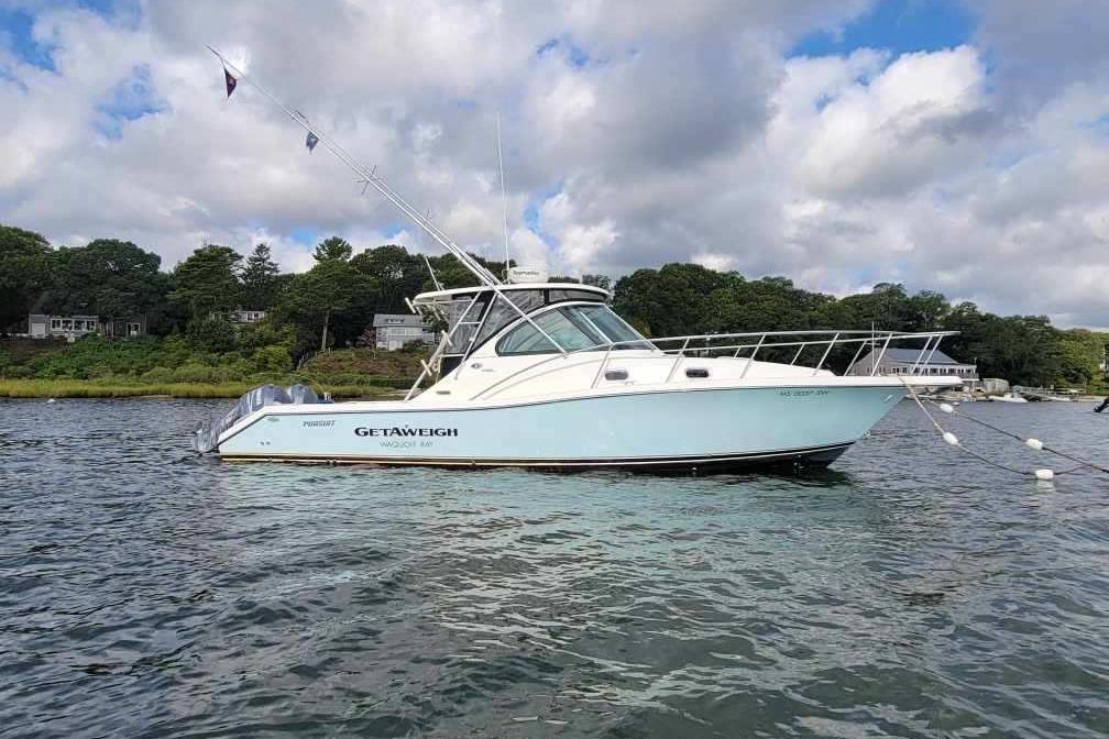 Pursuit OS 335 Offshore 2007 Pursuit OS 335 Offshore boat on water, scenic background, partly cloudy sky.