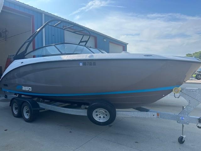 Yamaha Boats AR 250 2022 Yamaha Boats AR 250 on trailer, parked outside a blue warehouse.