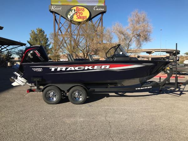 Tracker Targa V-19 Combo 2025 Tracker Targa V-19 Combo boat parked near Bass Pro Shops sign.