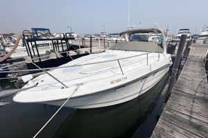 Four Winns 298 Vista 2004 Four Winns 298 Vista boat docked at marina, side view.