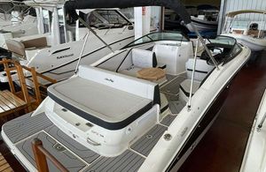 Sea Ray SPX 210 2025 Sea Ray SPX 210 boat in showroom, featuring sleek design and spacious seating.