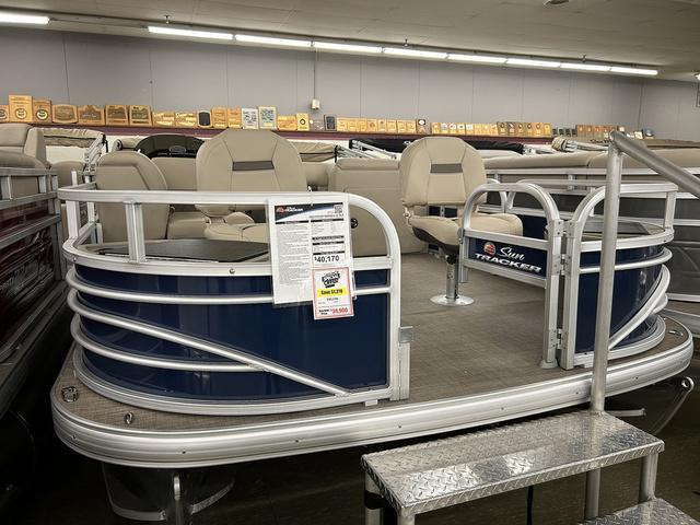 Sun Tracker Fishin' Barge 22 DLX