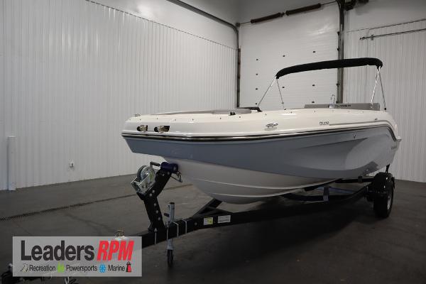 Bayliner 2050 DX 2024 Bayliner 2050 DX boat on trailer in indoor showroom.