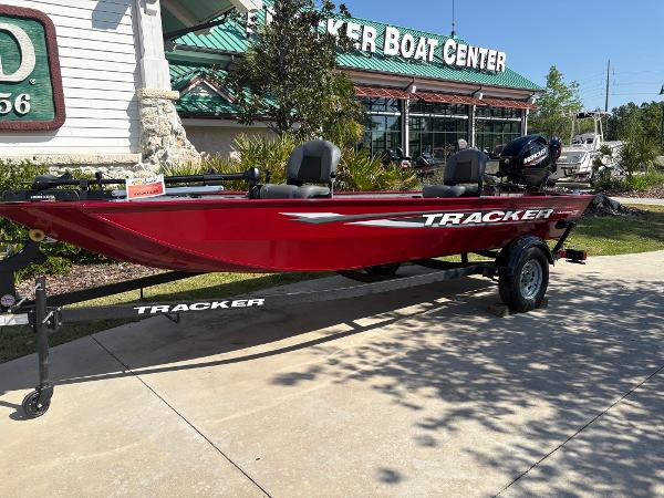 Tracker Panfish 17 2025 Tracker Panfish 17 boat in red, displayed at Tracker Boat Center.