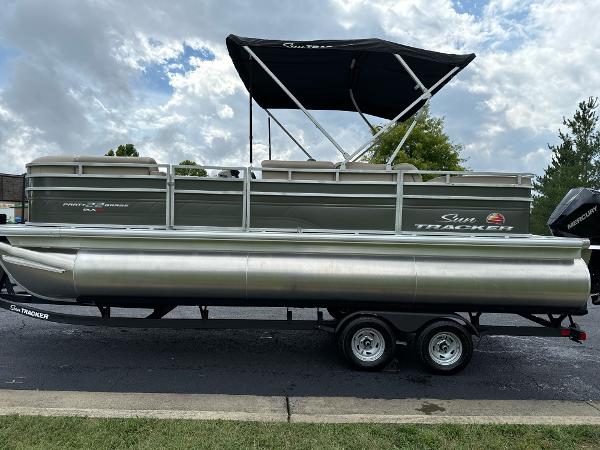 2025 Sun Tracker Party Barge 22 RF XP3