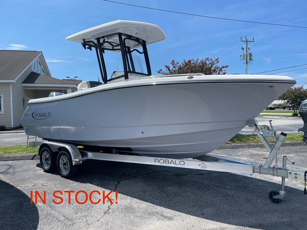 2025 Robalo R230 Center Console