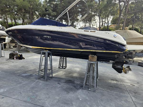 2006 Sea Ray sun sport 220