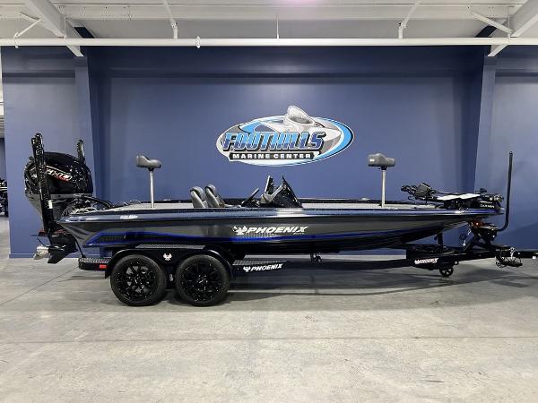 Phoenix 920 Elite 2025 Phoenix 920 Elite boat displayed at Foothills Marine Center showroom.