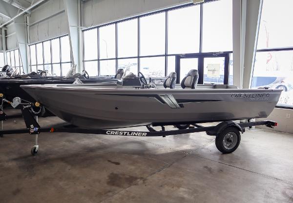 Crestliner 1650 Discovery SC 2024 Crestliner 1650 Discovery SC boat on trailer in showroom.