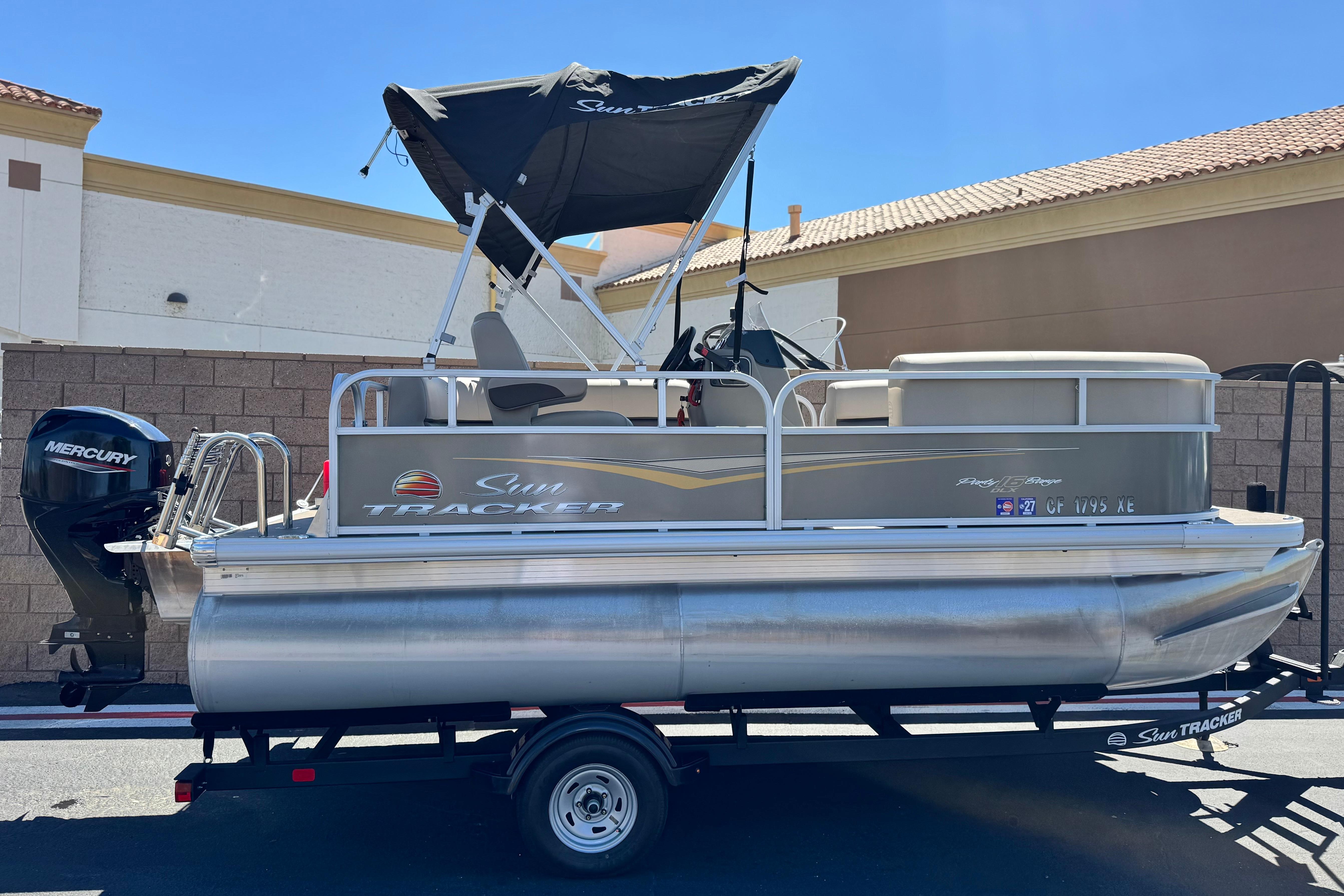 2025 Sun Tracker Party Barge 16 DLX