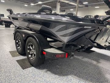 2025 Phoenix 819 ZXL