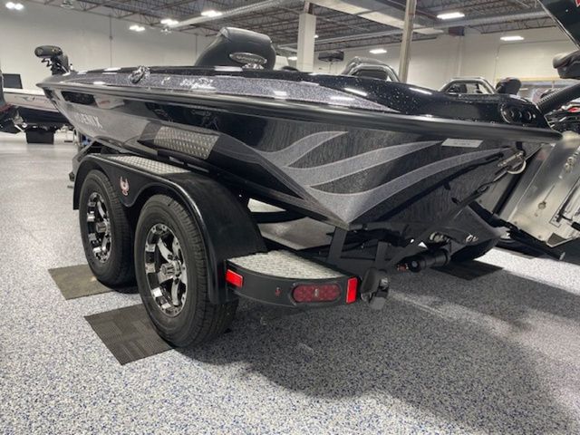 2025 Phoenix 819 ZXL