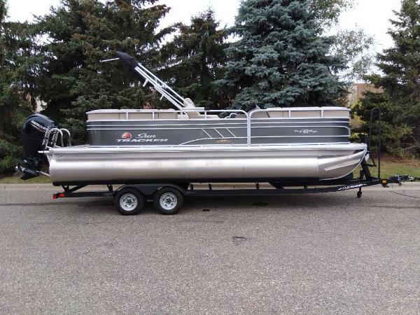 2023 Sun Tracker Party Barge 22 RF DLX