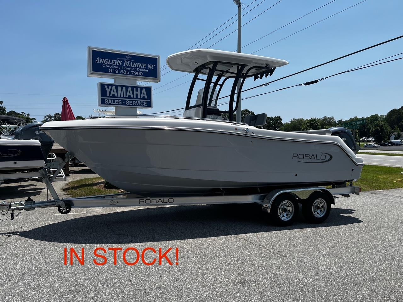 2025 Robalo R222 Center Console