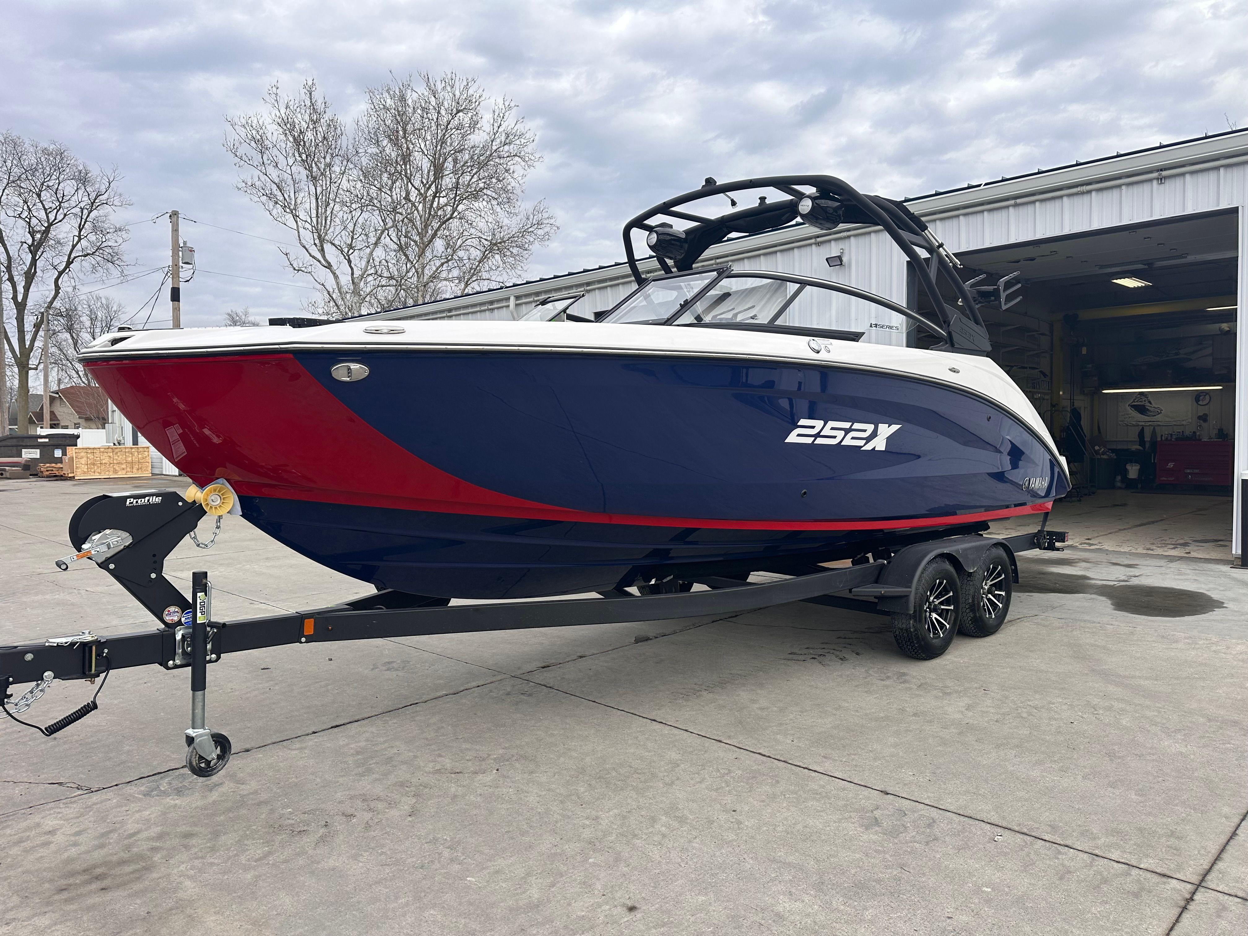 2025 Yamaha Boats 252 XE