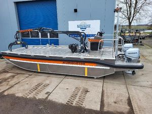 HasCraft ALUMINICAT 850 2024 HasCraft ALUMINICAT 850 boat with Honda engines, docked outside a blue garage.