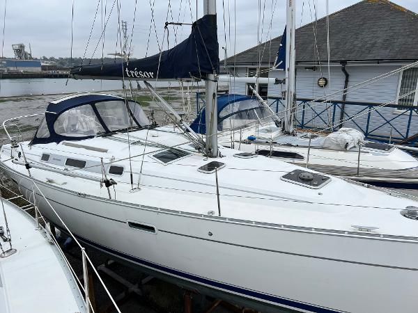 Beneteau Oceanis Clipper 343 2006 Beneteau Oceanis 343 sailboat docked, featuring sleek white design and blue accents.