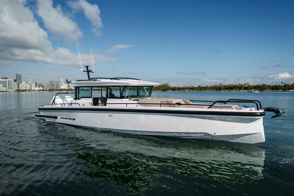 2025 Axopar 37 Cross Cabin - Iconic Edition