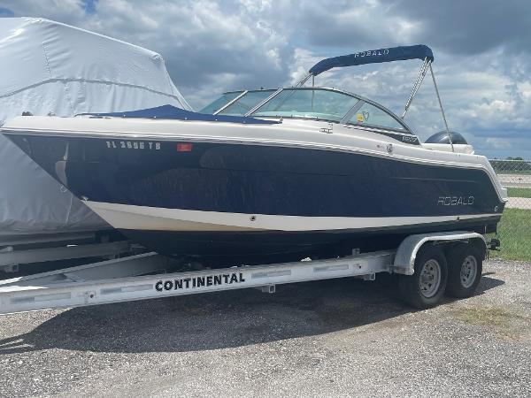 Robalo R227 Dual Console 2015 Robalo R227 Dual Console boat on trailer under cloudy sky.